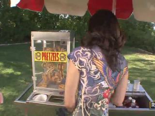 Amateur verbazingwekkend sexy brunette babe selling pretzels in de parck