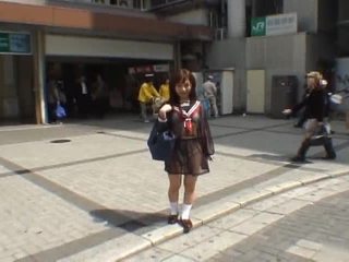 Mikan astonishing aziatisch schoolmeisje enjoys publiek flashing