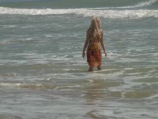 كل طبيعي شقراء mermaid agnes goes نحيف dipping في ال شاطئ!