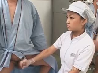 Menjijikan asia perawat rubbing dia patients starved kontol