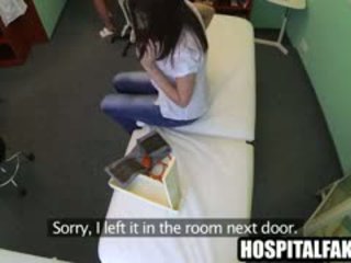 ผมสีบรูเนท ผู้ป่วย getting massaged โดย the พยาบาล