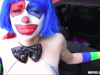 Hard neuken een sexy clown langs de manier