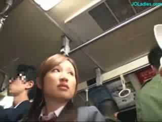 Oficina dama getting su peluda coño fingered mientras standing en la autobús