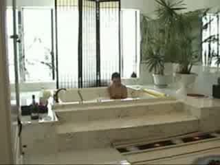 Amatore adoleshent solo në bathtub pastaj marrjenëgojë