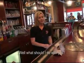 Guy fucks e sperms barmaid em dela bar