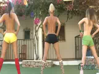 Trio nudo lezzies making aerobica