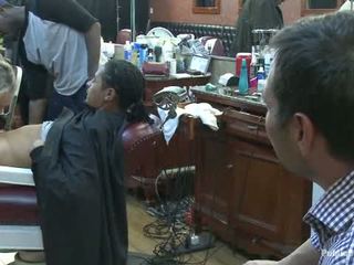Sedikit barbershop dari perempuan cabul sebuah mencukur dan sebuah haircut two tetek