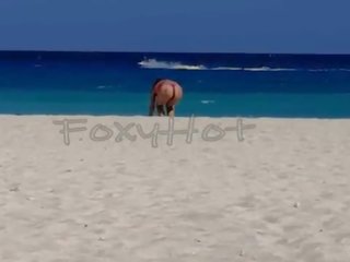 Mostrando el culo en tanga por la playa y calentando une hombres&comma; solo dos se animaron une tocarme&comma; vidéo completo en xvideos rouge