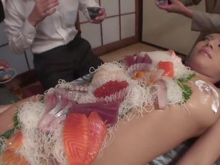 Bedrijf men eten sushi uit van een naakt girl& 039 s lichaam | xhamster