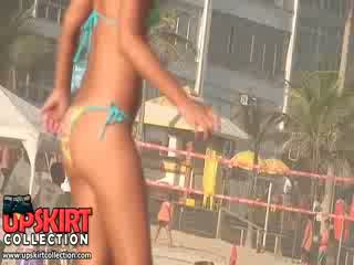 The playful bikini dolls s čudovito in svež bodies are having plaža fun s the ball