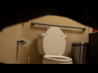 Rasé fitness fille surprit sur toilettes! vidéo