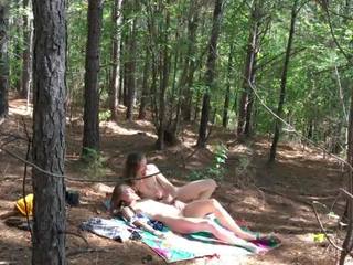 Секси hippies чукане outdoors в на woods при а festival
