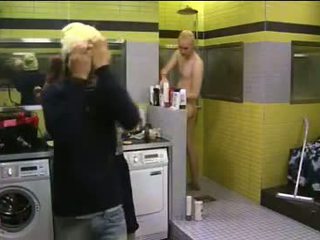 Tv 옷을 입은 여성의 벌거 벗은 남성 bb6finland 2010-09-25 villeshower