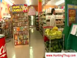 Malo negrita guy chupando shaft en supermarket