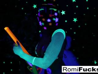 Romi と dani レズビアン black-light 楽しい, 高解像度の ポルノの d1
