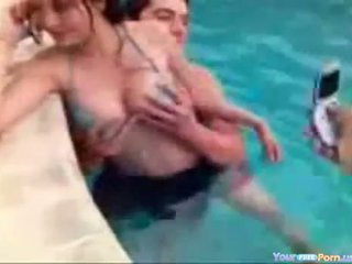 Verdorben mieze gets banged im die pool