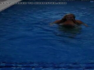 Sexy bella e grassa (bbw) milf in il nuoto piscina