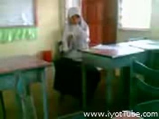 Video - malibog na classmate pinakita ang pepe sa trieda