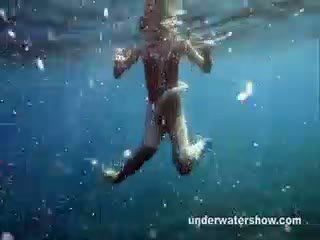 Nastya bơi khỏa thân trong các biển