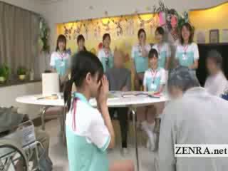 Bottomless japońskie pielęgniarka sixtynine robienie loda w publiczne