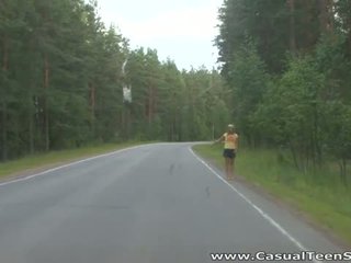 Comment did ce blonde ado hitchhiker fin jusqu'à tous alone sur une