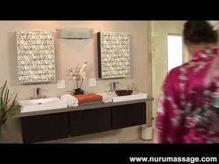 Sexy asiatico nuru massaggio e pompino