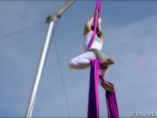 Belladonna keeps 彼女自身 で 形状 doing aerial シルク routines