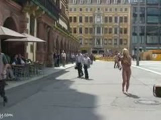 Guapa chavala celine getting desnudo al aire libre