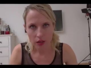 Geile Blonde macht deutschen Dirty Talk beim Arschficken