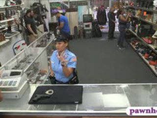 Ms policía oficial follada por pawnkeeper dentro la pawnshop
