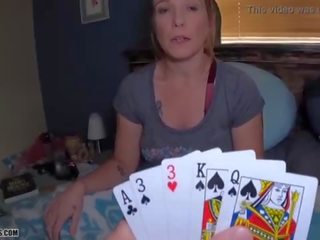 Desvistiéndose póquer con mamá - brillante polla films