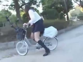Japonesa gaja a montar um vibrating bicicleta thru o cidade (public squirting)