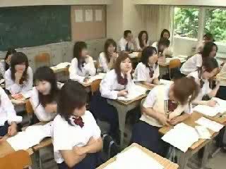 Jaapani klassiruum onaneerimine ja keppimine sisse kool t video