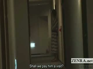 Subtitled japonais gyaru groupe femme habillée homme nu fellatio en hôtel