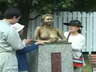 Tourists játszik -val egy living statue