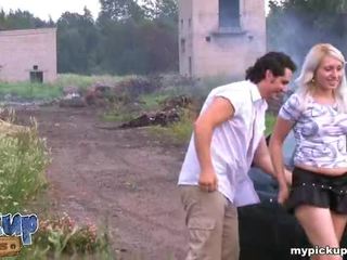 Bratty blondinke najstnice hooked pri a atobus stop video