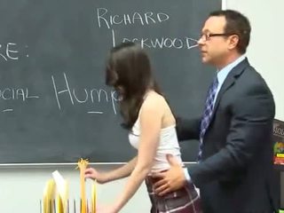 Kiimas õpetaja fucks a ilus brunet