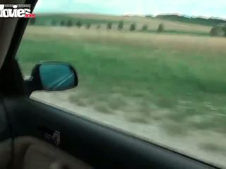 Funmovies недосвідчена мінет в той час як driving в публічний