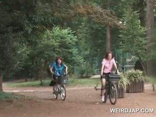 এশিয়ান বালিকা sweeties বাইক চালানো bikes সঙ্গে dildos মধ্যে তাদের cunts