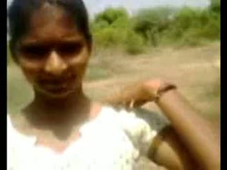 Intialainen teinit kylä tyttö imevien kukko outdoors
