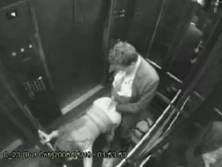 En chaleur couple getting chaud en ce elevator vidéo