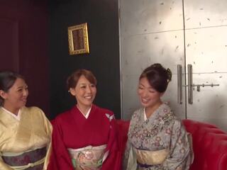 Reiko kobayakawa 함께 와 akari asagiri 과 an additional 친구 앉아 주위에 과 감탄 그들의 fashionable meiji era kimonos