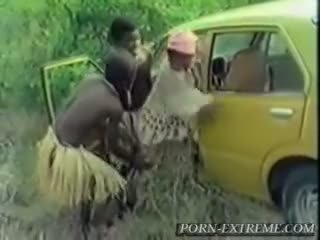 Африканська дівчина трахкав по біла пеніс в ліс