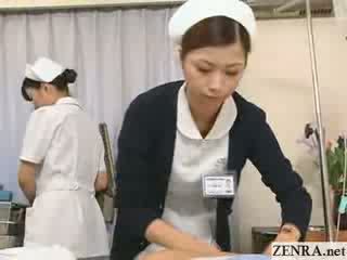 Jap ápolónő practices neki kéz munka technika