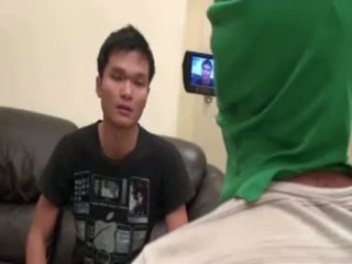 Scopata e filming graziosa tailandese ragazzo