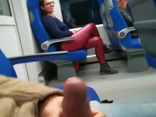 Stranger jerked et sucer moi en la train