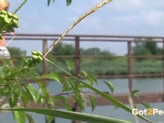 Cantik pirang babeh pisses off bridge into river