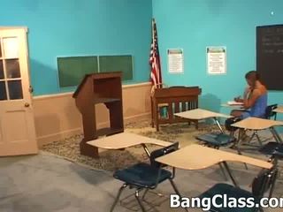 Pelajar putri gets kacau di itu ruang kelas video