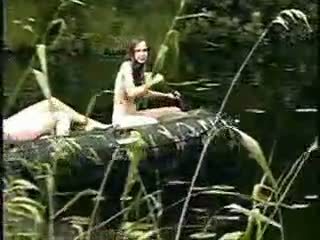 Τρία Καυτά κορίτσια γυμνός/ή κορίτσια σε ο ζούγκλα επί σκάφος για καβλί hunt